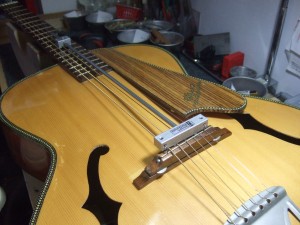 木曽日本弦楽器 ピックギター No.100 アーチトップ一体型ピックアップ 